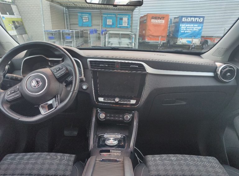 MG ZS dashboard
