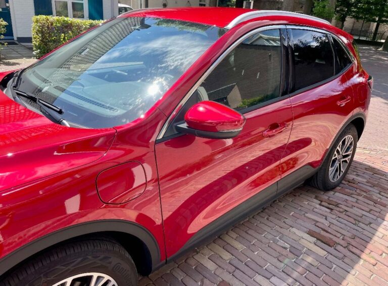 Ford Kuga zijkant