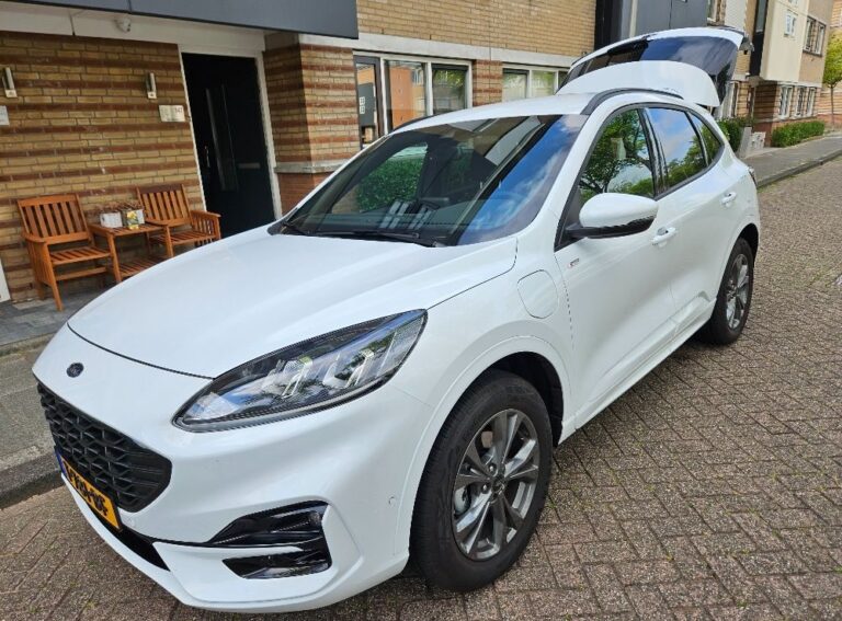 Ford Kuga zijkant