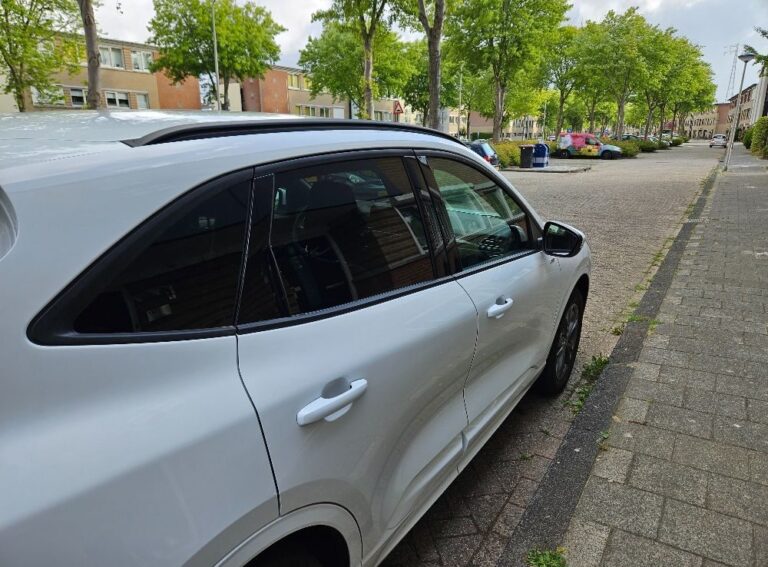 Ford Kuga zijkant