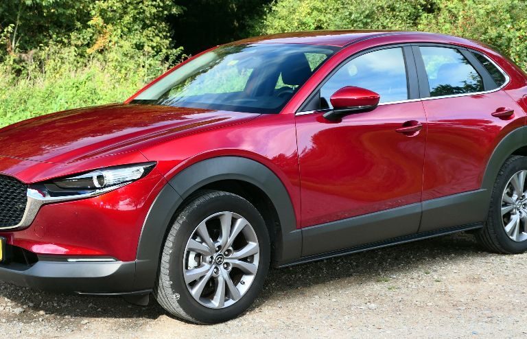 Mazda CX30 zijkant