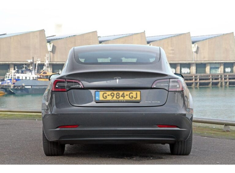 Tesla model 3 Midnight Silver achterkant