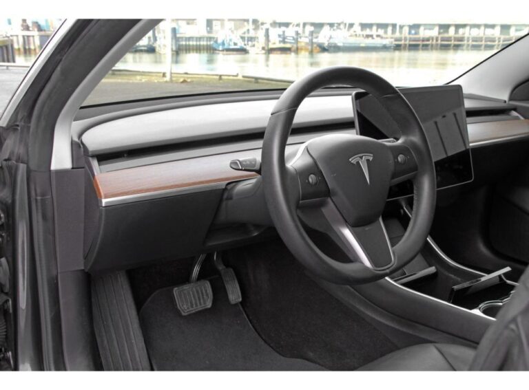 Tesla model 3 long range Midnight Silver voorstoelen
