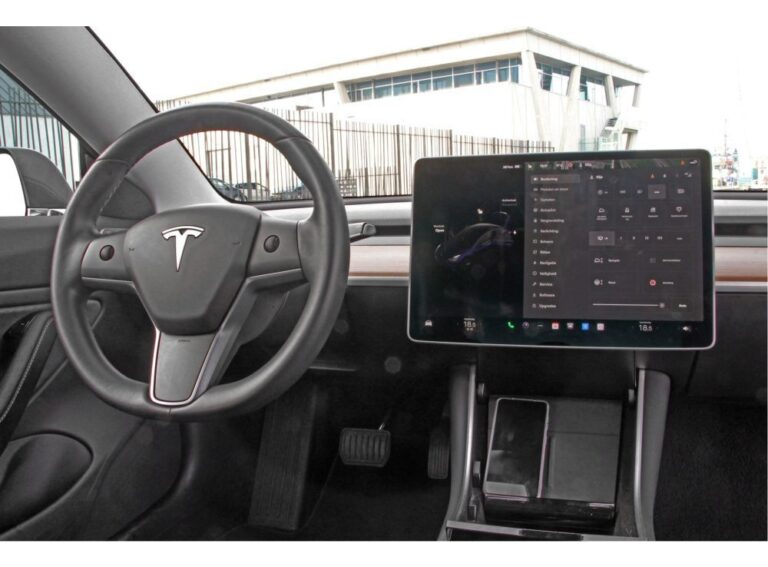 Tesla model 3 Midnight Silver dashboard