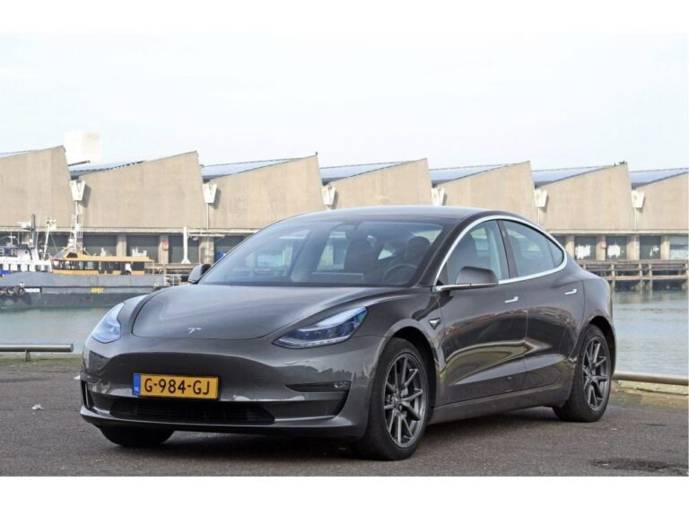 Tesla model 3 Midnight Silver voorkant