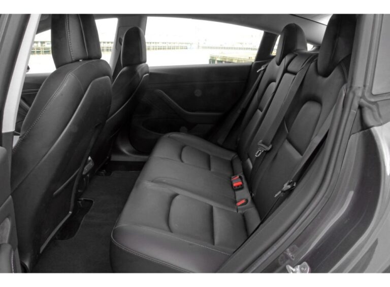 Tesla model 3 long range Midnight Silver achterbank