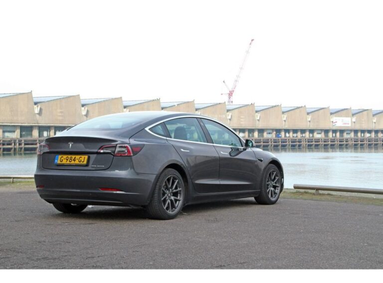 Tesla model 3 Midnight Silver zijkant