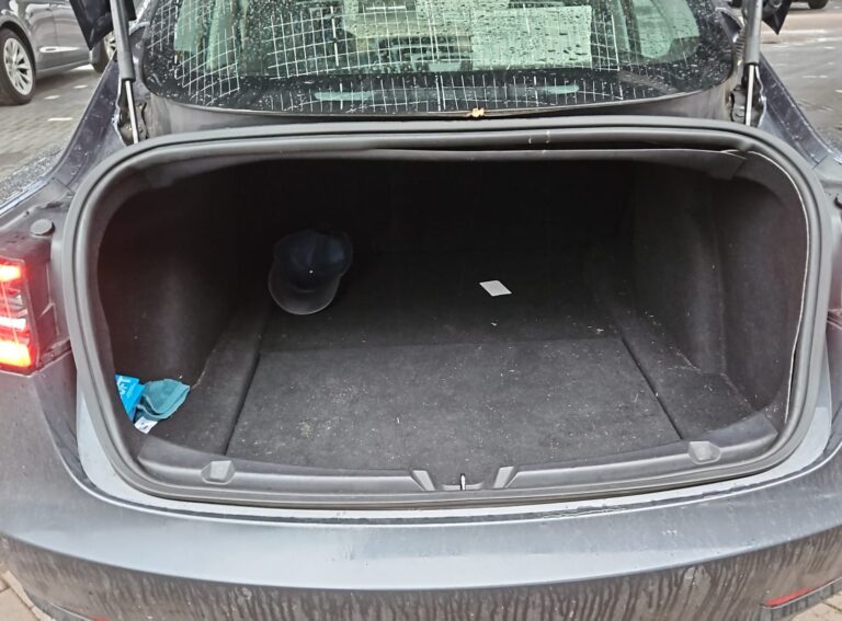 Tesla model 3 Long Range Midnight Silver kofferbak