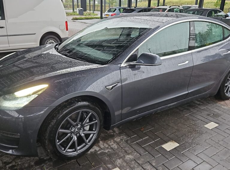 Tesla model 3 long range Midnight Silver bestuurszijde