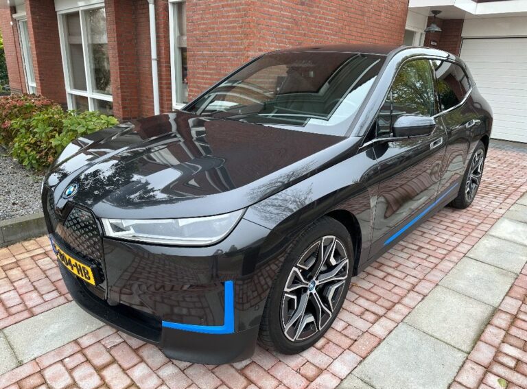 BMW iX zijkant