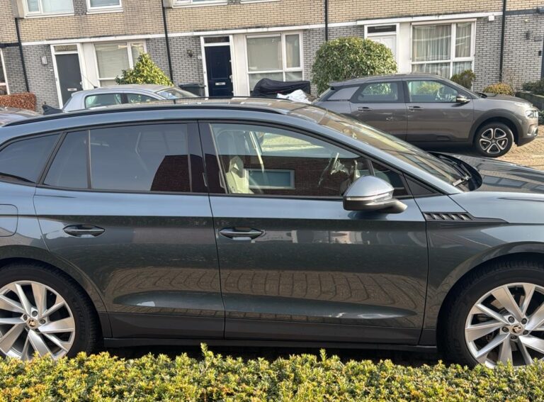 Skoda Enyaq IV 60 zijkant