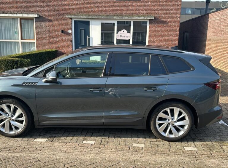 Skoda Enyaq IV 60 zijkant