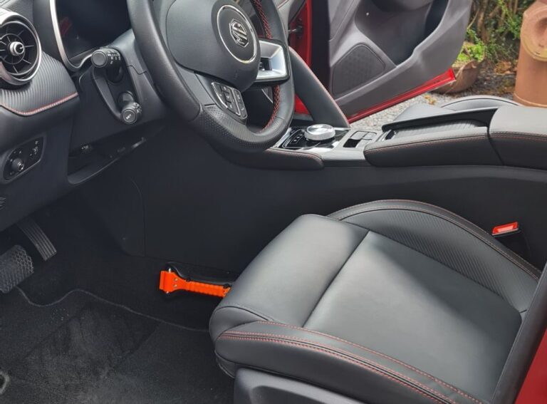 MG ZS EV voorstoelen