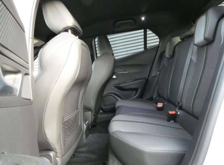 Peugeot E-2008 achterbank