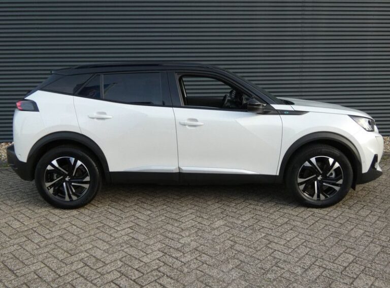 Peugeot E-2008 zijkant