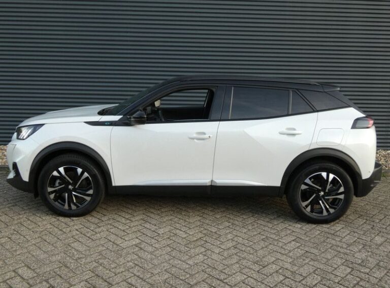 Peugeot E-2008 zijkant