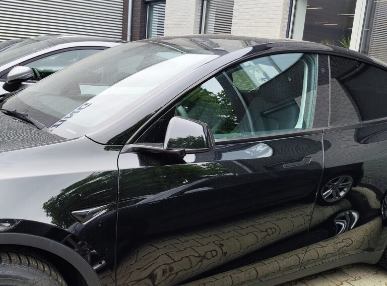 Tesla Model Y zijkant