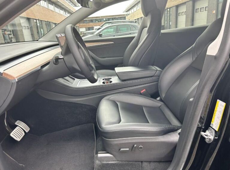 Tesla Model Y voorstoelen