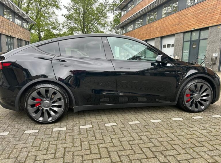 Tesla Model Y zijkant