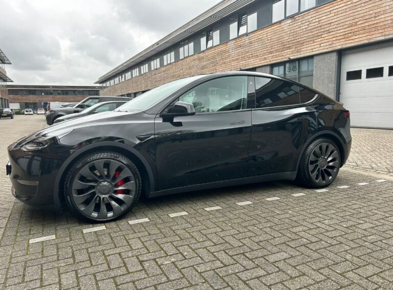 Tesla Model Y zijkant