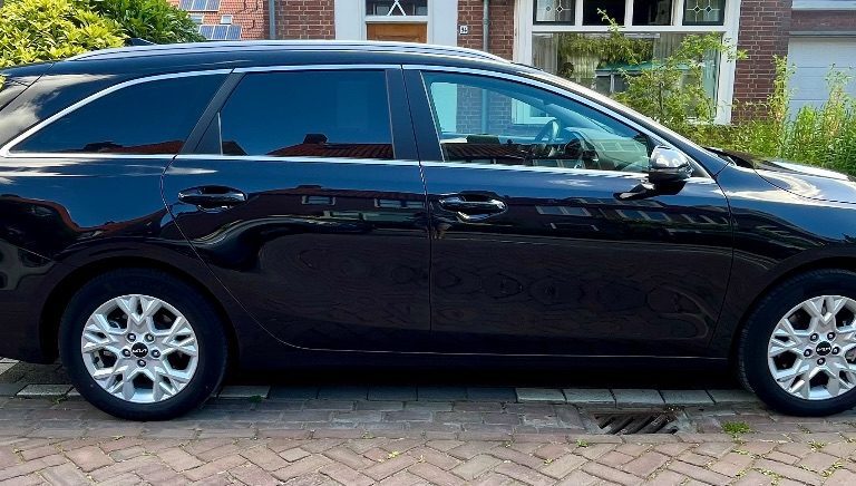 Kia Ceed zijkant