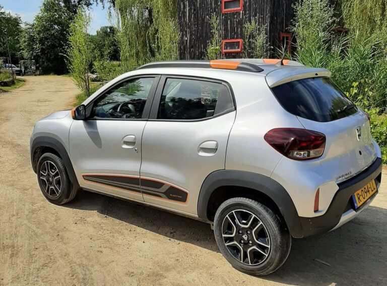 Dacia Spring zijkant