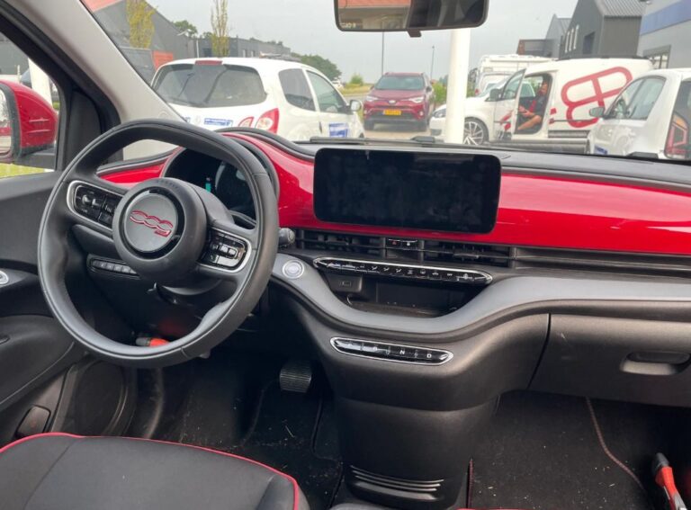 Fiat 500E Berlina Onyx Black dashboard