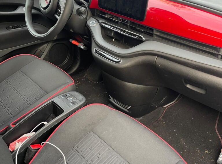 Fiat 500E Berlina Onyx Black voorstoelen