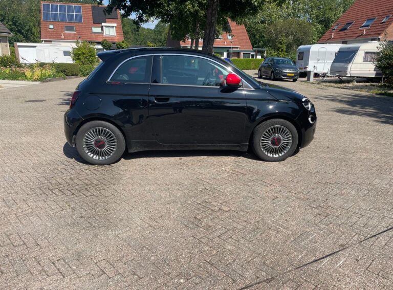 Fiat 500E Berlina Onyx Black zijkant