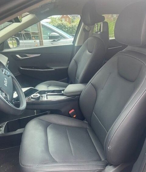 Kia EV6 Aurora Black Pearl voorstoelen