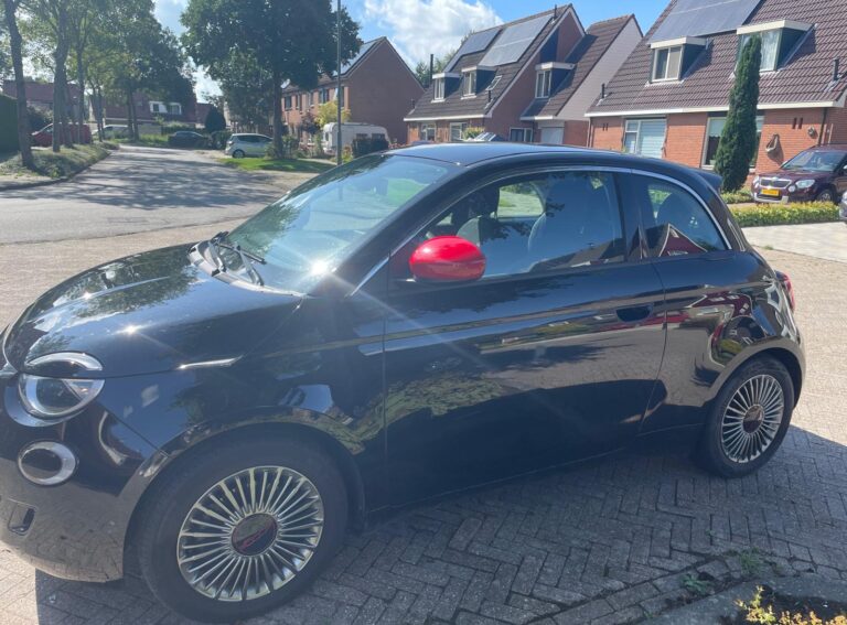 Fiat 500E Berlina Onyx Black linker zijkant