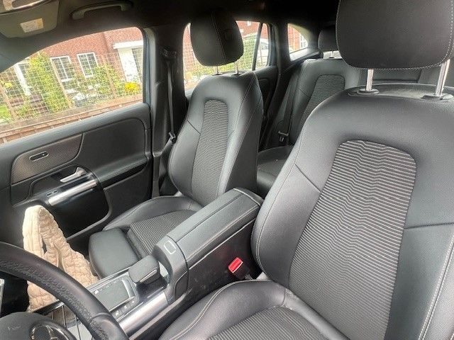 Mercedes-Benz EQA voorstoelen