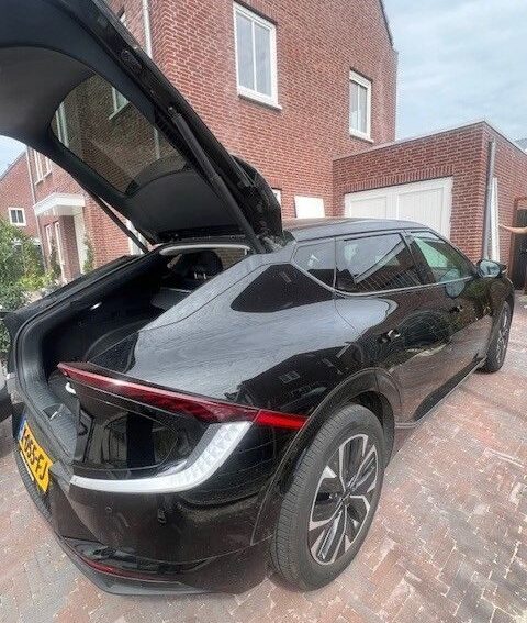 Kia EV6 Aurora Black Pearl zijkant met open kofferbak