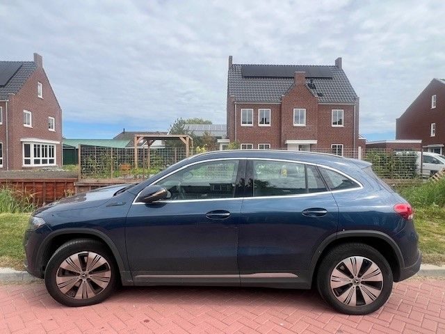 Mercedes-Benz EQA zijkant