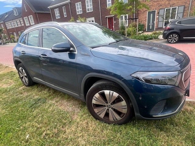 Mercedes-Benz EQA zijkant