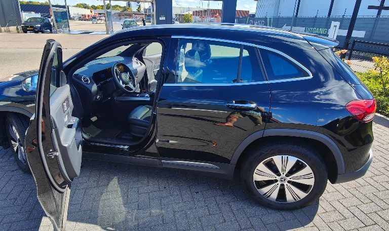 Mercedes-Benz EQA zijkant