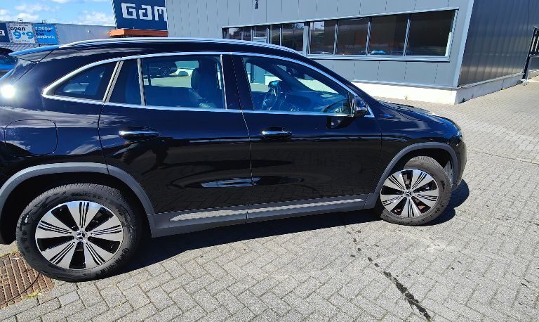 Mercedes-Benz EQA zijkant