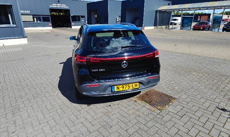 Mercedes-Benz EQA achterkant