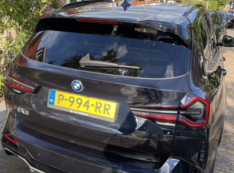 BMW iX3 achterkant