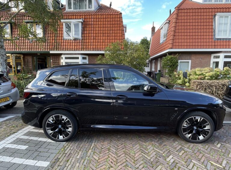 BMW iX3 zijkant