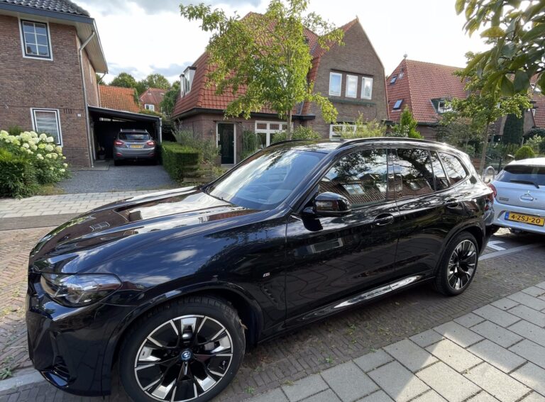 BMW iX3 zijkant