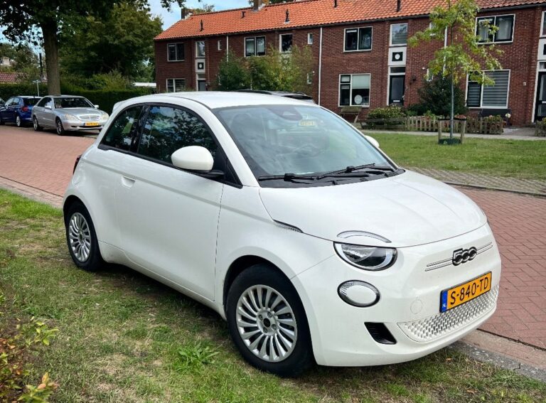 Fiat 500E zijkant