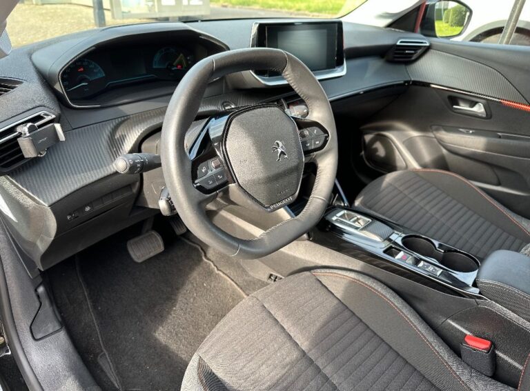 Peugeot e-208 dashboard