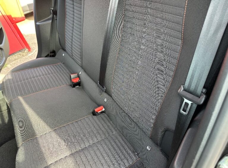 Peugeot e-208 achterbank