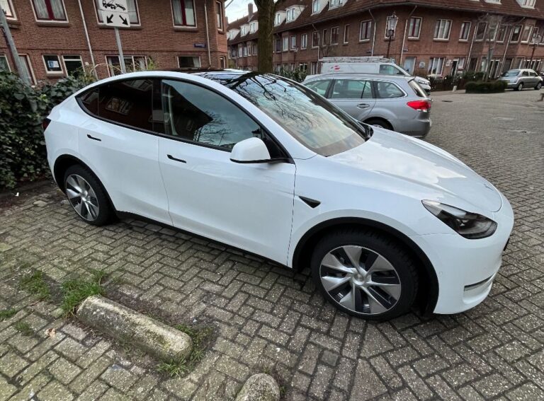 Tesla Model Y zijkant