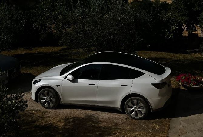 Tesla Model Y zijkant