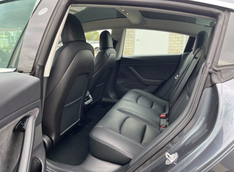 Tesla Model 3 achterbank