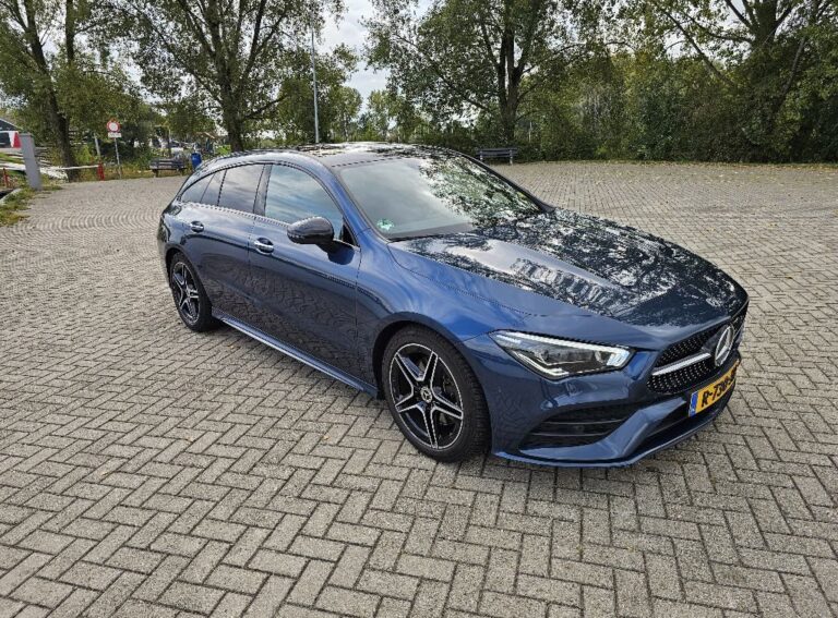 Mercedes-Benz CLA zijkant