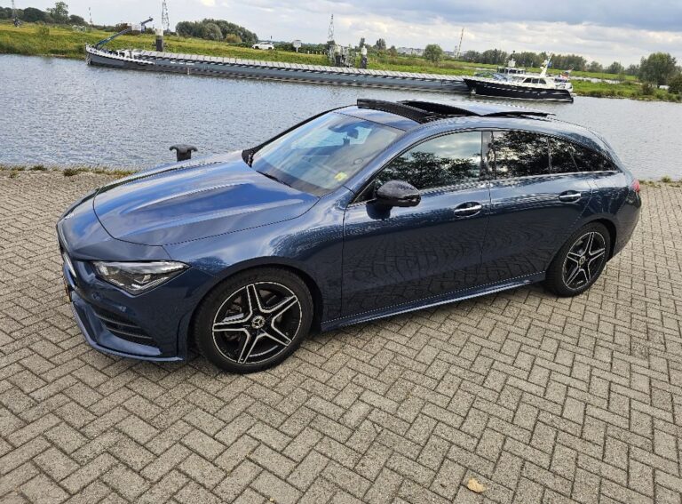 Mercedes-Benz CLA zijkant