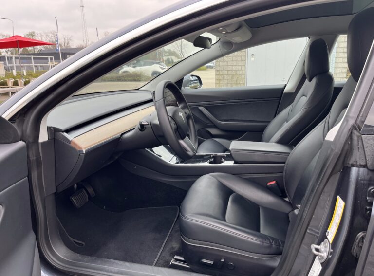 Tesla Model 3 voorstoelen
